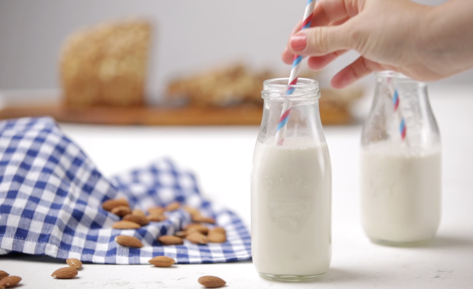 Tu lam sua hanh nhan va cac loai sua hat bo duong hinh anh