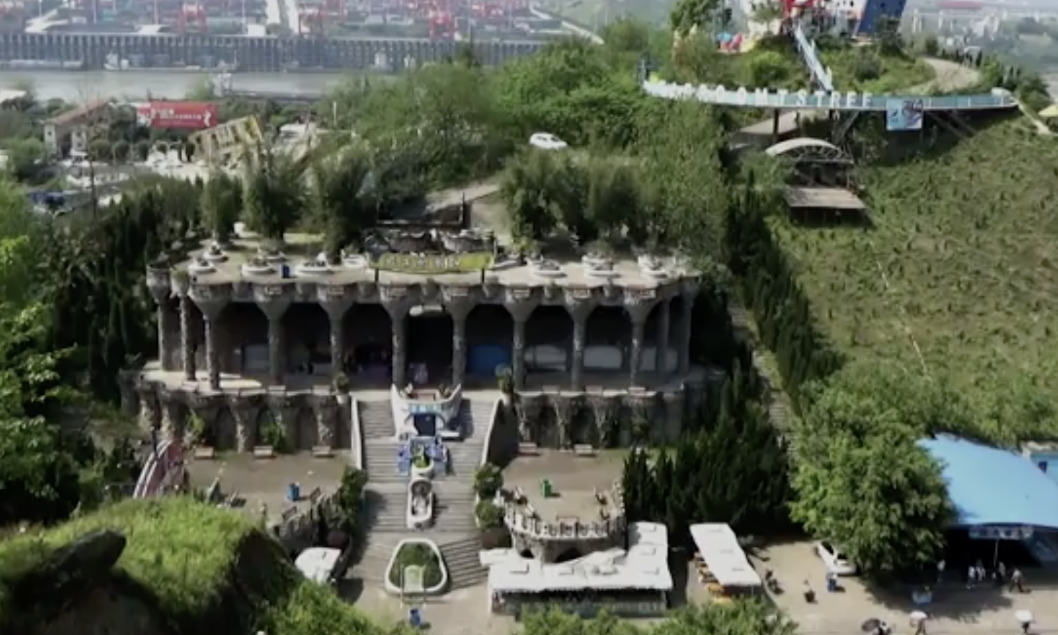 Nha ve sinh cong cong hoanh trang nhat Trung Quoc hinh anh