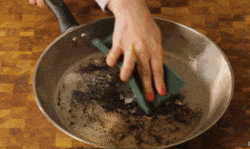 Bi kip rua sach vet chay tren chao va noi chi trong 2 phut hinh anh