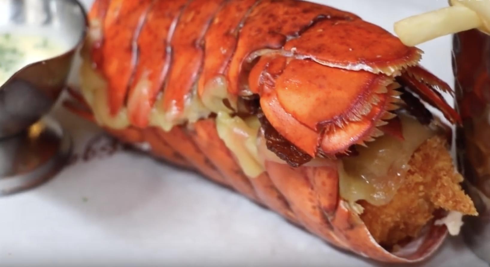 Thap tom hum va muon kieu burger khien thuc khach tram tro hinh anh