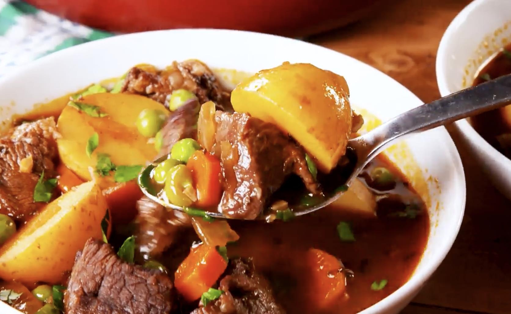 Toi nay an gi: Bo ham khoai tay an kem banh mi bo duong hinh anh