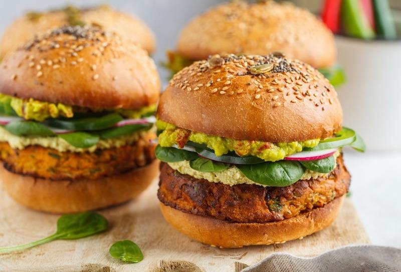 Cong thuc lam burger thuan chay hap dan cho ngay ram hinh anh