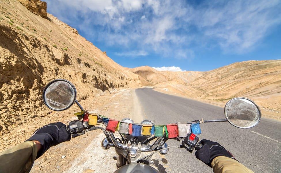 Bi kip di xe may an toan tren duong phuot An Do hinh anh