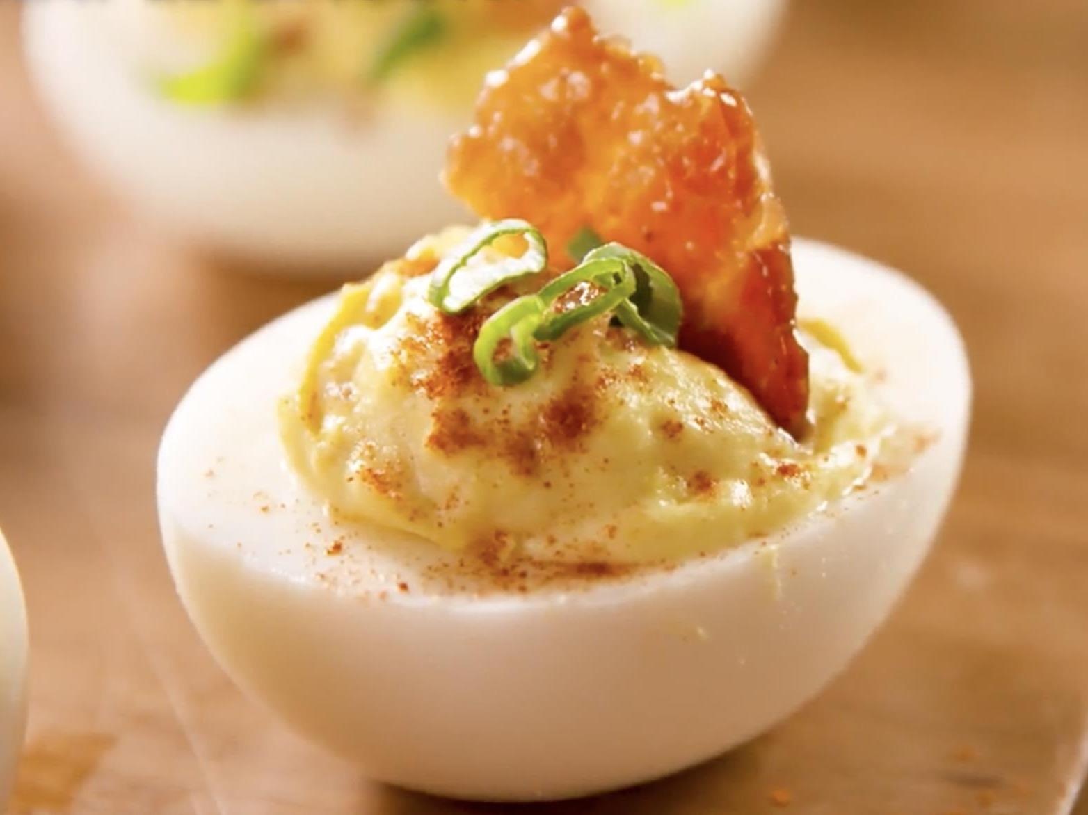 Nang tam mon trung luoc voi thit xong khoi va mayonnaise hinh anh