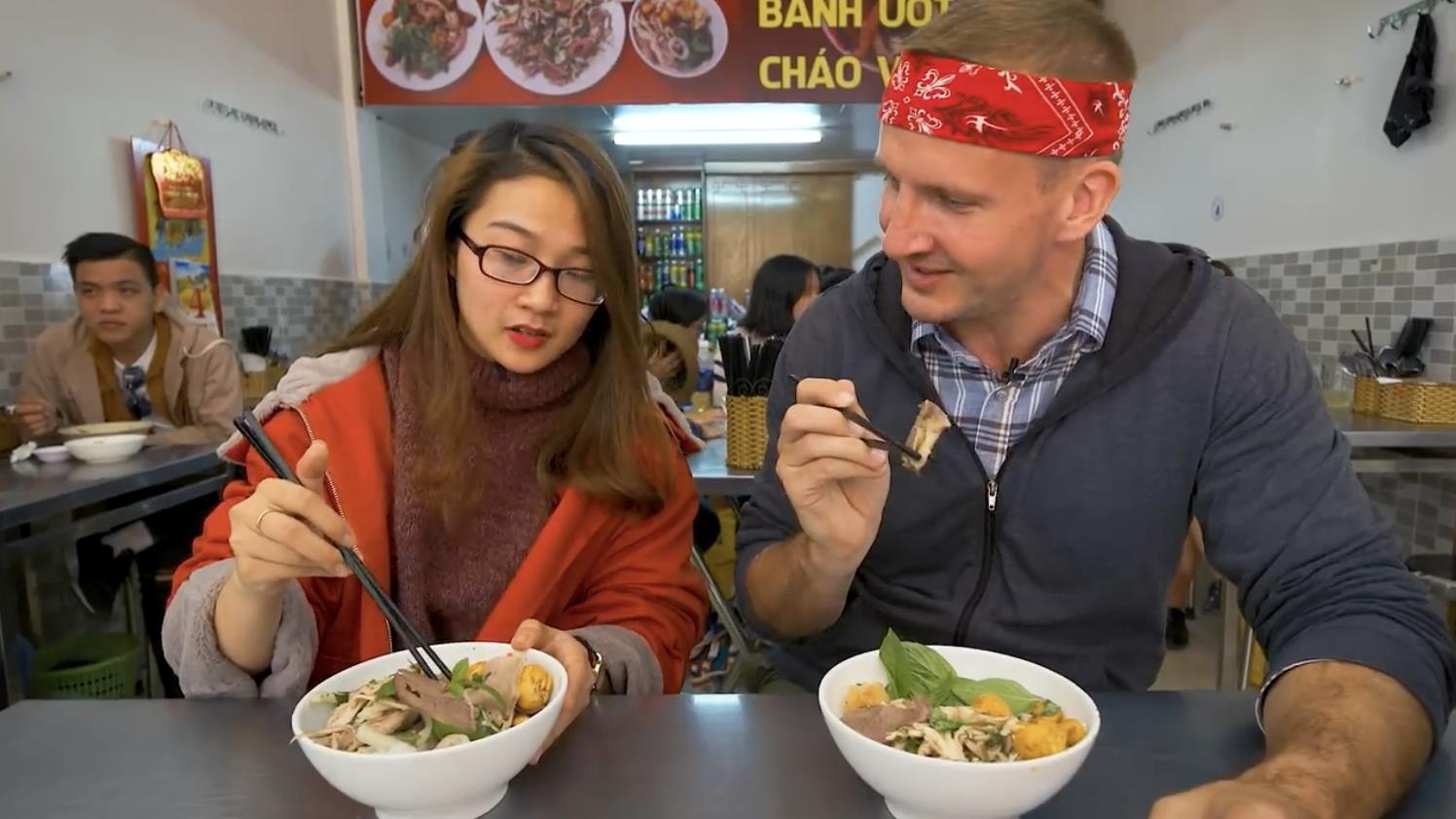 Khach tay hao hung trai nghiem an thu banh uot long ga Da Lat hinh anh