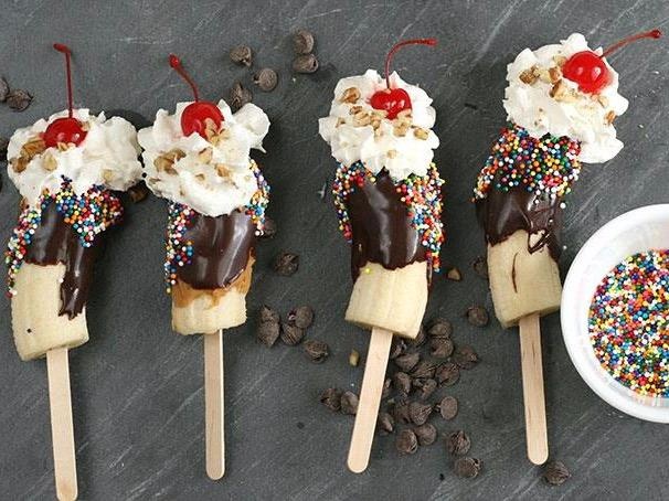 Tu lam kem chuoi chocolate tai nha khong can may hinh anh