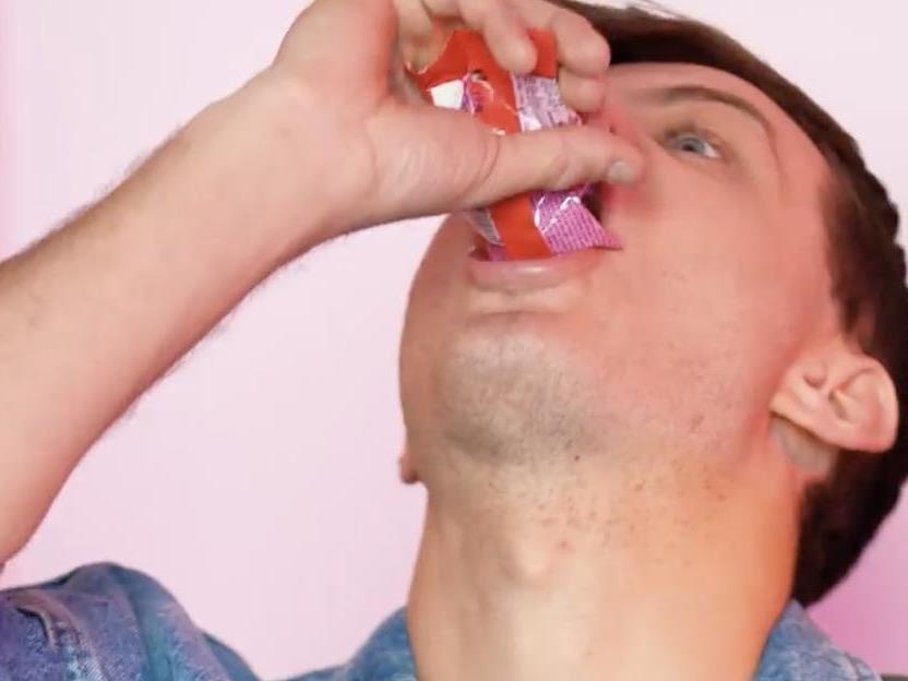 'Cu lua' voi keo va nuoc choi kham ban ngay Ca thang tu hinh anh