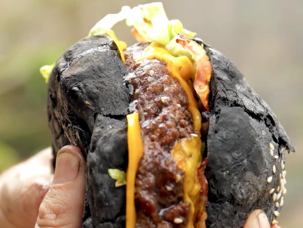 Burger den nuong cui 'chat nghe' giua rung xanh hinh anh