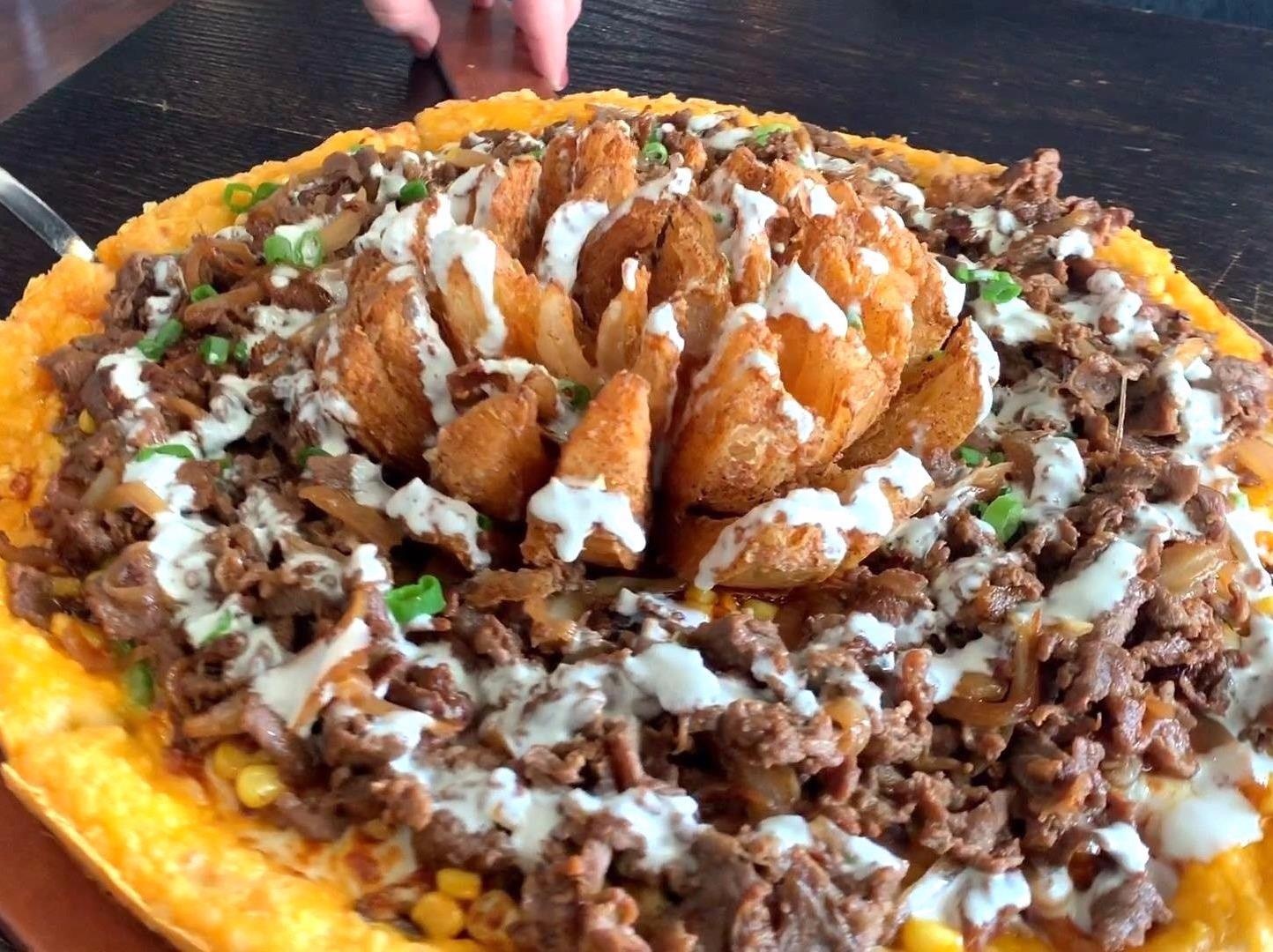 Pizza hanh tay 'no hoa' ngap thit bo ngon kho cuong hinh anh