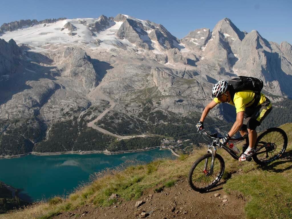 Nghet tho man dap xe mao hiem chinh phuc nui cao o Italy hinh anh