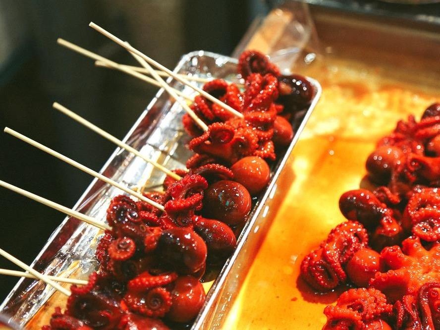 Bach tuoc nhoi trung sot cay, hau khong lo Nhat Ban hinh anh