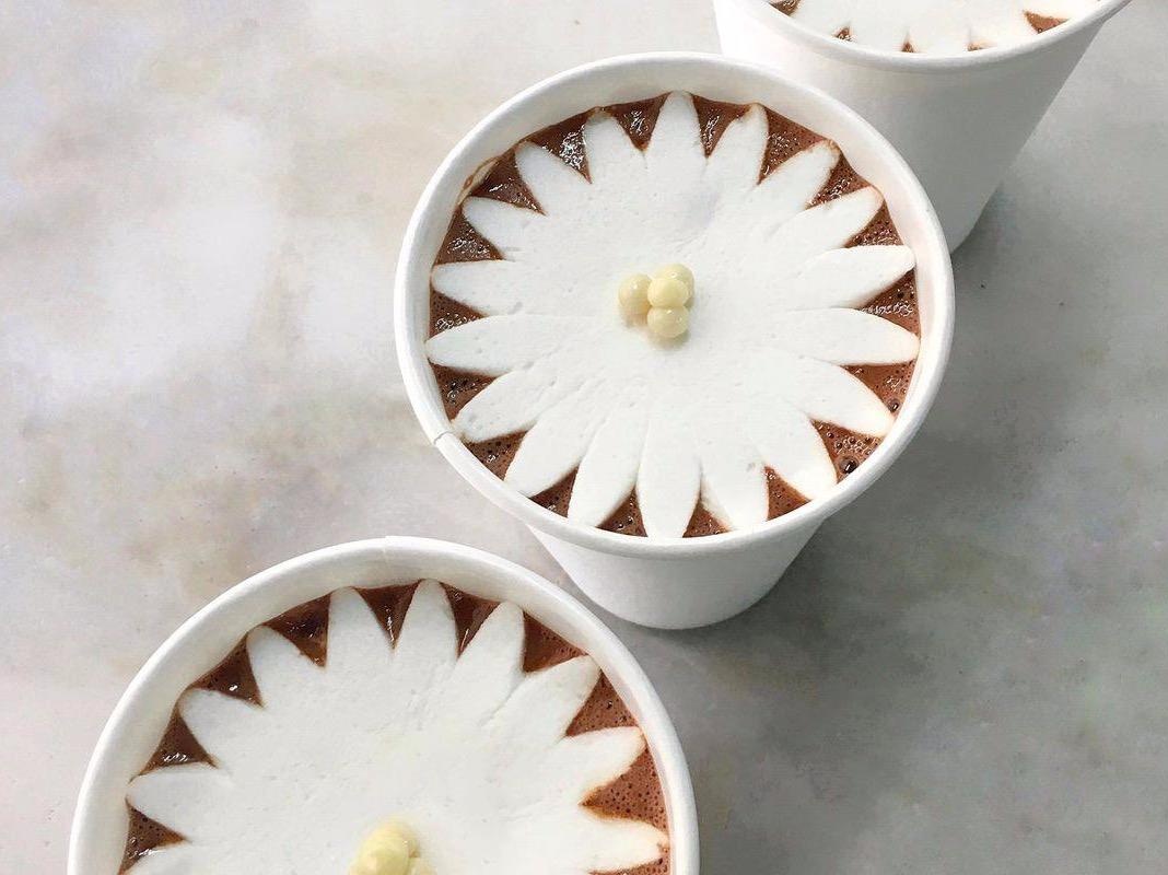 Bong hoa marshmallow tu no tren chocolate nong hinh anh