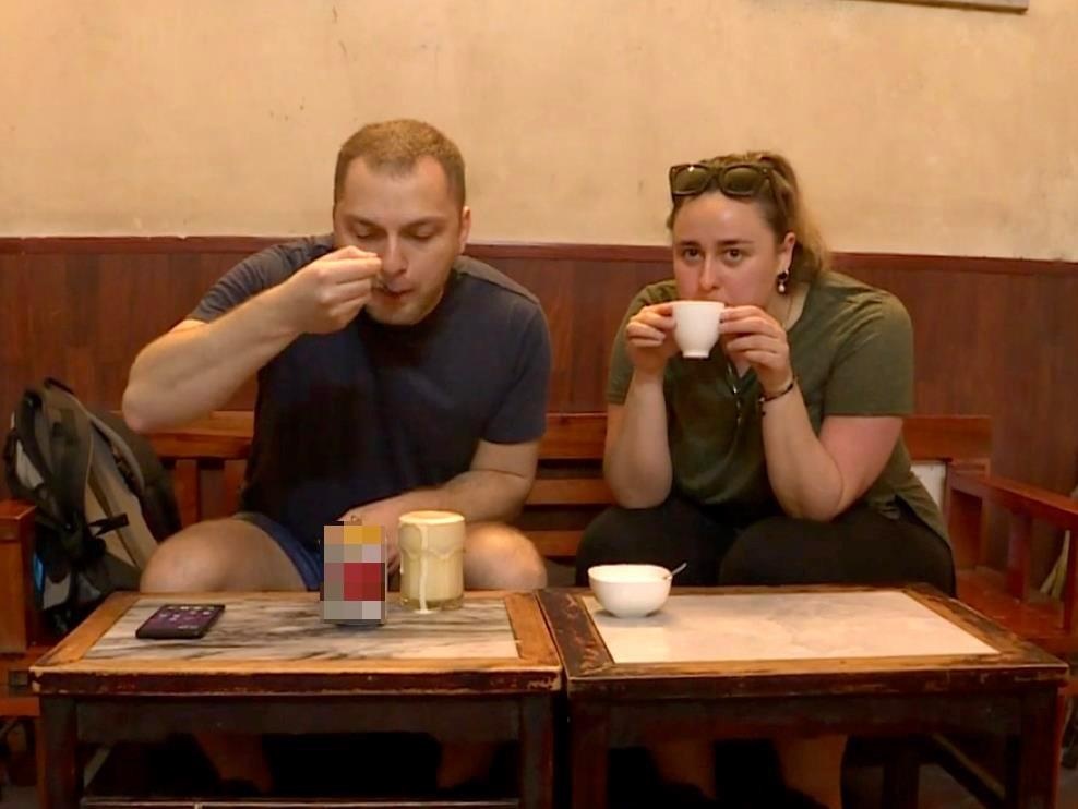 Bia trung Ha Noi thu hut du khach va bao nuoc ngoai hinh anh