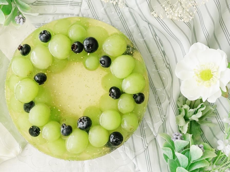 Nho xanh Nhat Ban trong banh mousse vay vang tru danh hinh anh