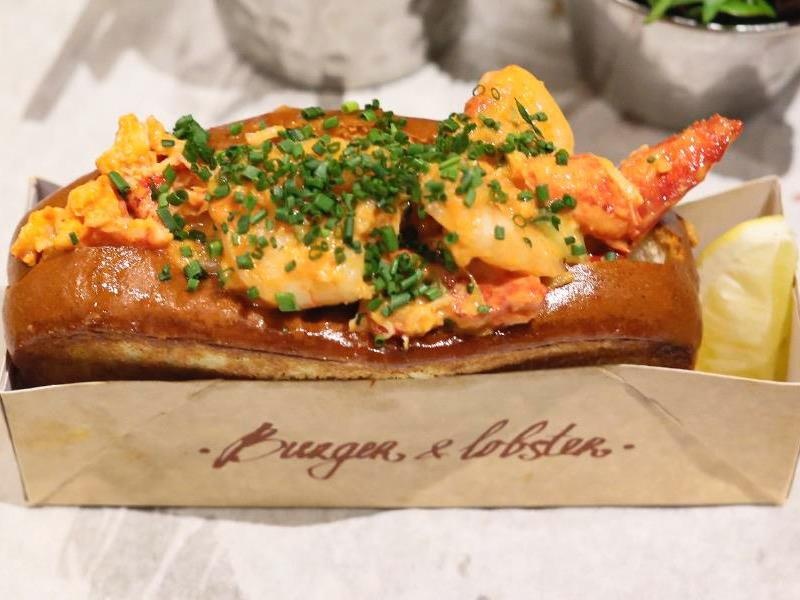 Burger tom hum va cac mon ngon dang cap hoi tu tai san bay Changi hinh anh