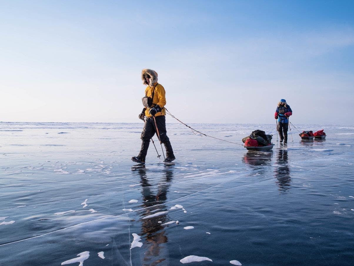 Di bo ngam canh sieu thuc tren mat ho nuoc ngot Baikal hinh anh