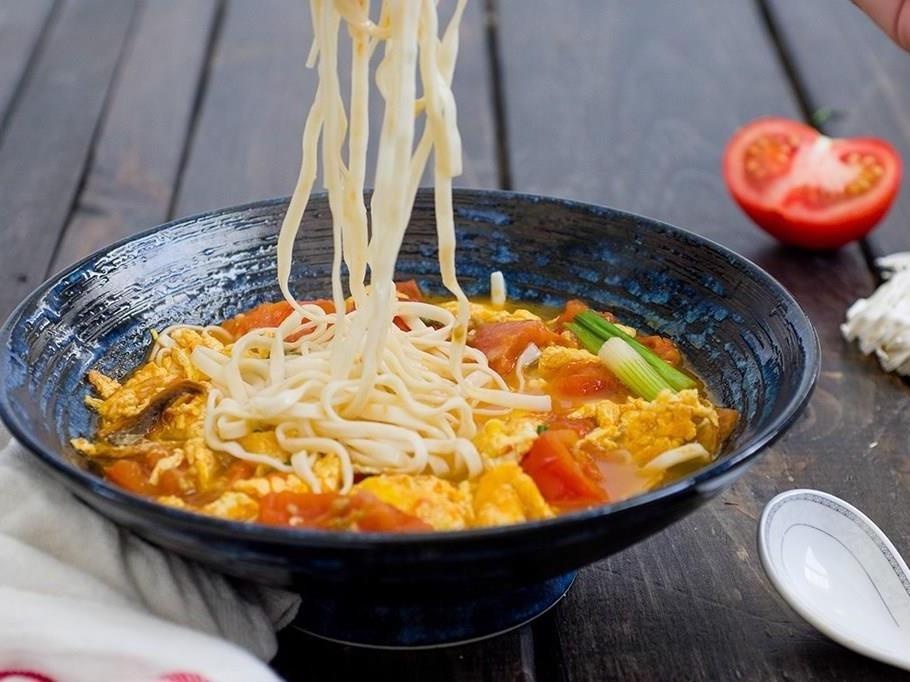 Bi kip nau mi tom trung tuyet hao - mon an chong doi 'than thanh' hinh anh