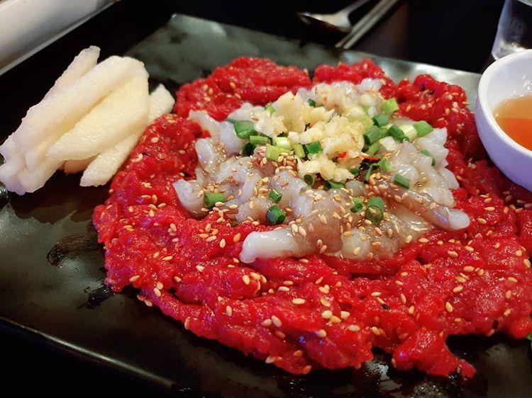 Bach tuoc luc nhuc kem thit bo song Han Quoc an the nao? hinh anh