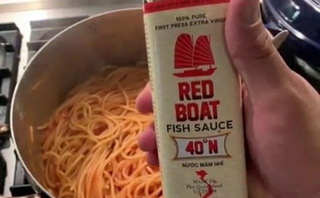 Dau bep My goi y su dung nuoc mam Phu Quoc nau mi spaghetti hinh anh