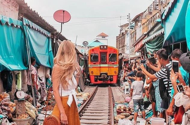 Du khach lieu mang chup anh giua cho duong tau Thai Lan hinh anh