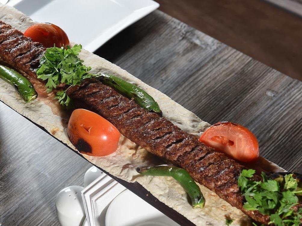 Xien thit 1 m qua ban tay bac thay nuong kebab chuan Tho Nhi ky hinh anh
