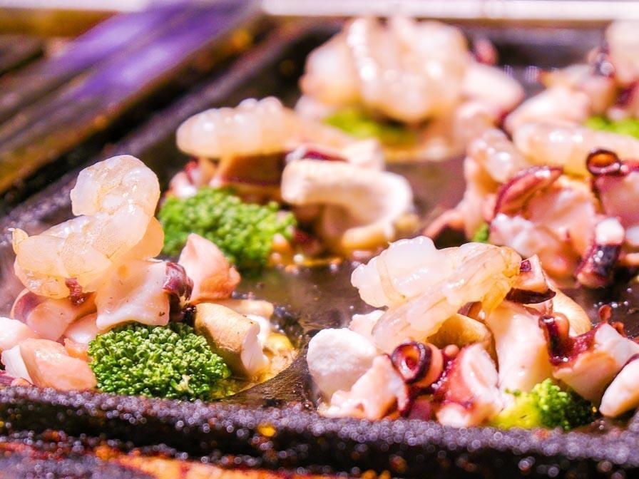 Banh takoyaki hoang de ngap hai san o Dai Loan hinh anh