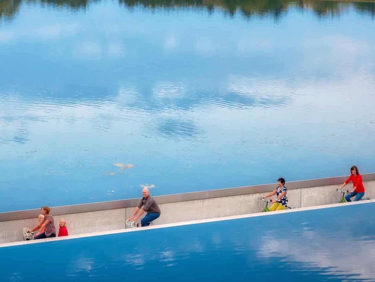 Con duong xuyen mat ho hut 5.000 luot dap xe moi ngay tai Bi hinh anh