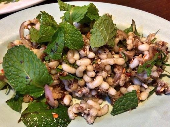 Nem thu nom au trung kien, nong noc ech chien o Thai Lan hinh anh