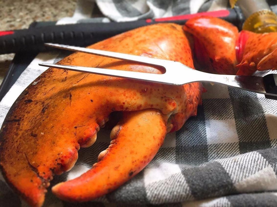 Cach tach cang cua giu nguyen thit va lot vo hai san khong ton suc hinh anh