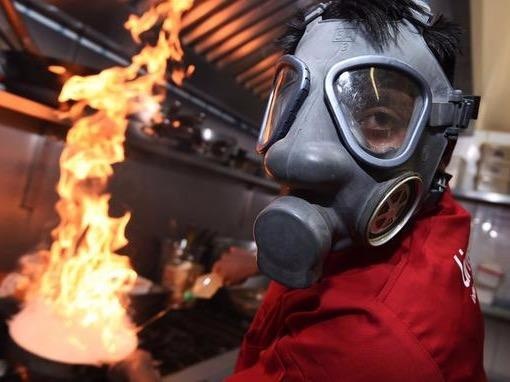 Dau bep phai deo mat na khi lam ca ri cay nhat the gioi hinh anh