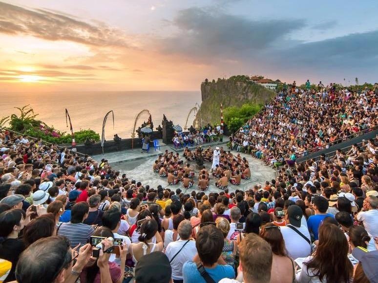 Hang nghin nguoi chen chuc ngam hoang hon o Bali hinh anh