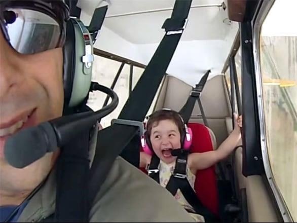 Be gai 4 tuoi cuoi sang khoai khi ngoi may bay nhao lon tren khong hinh anh