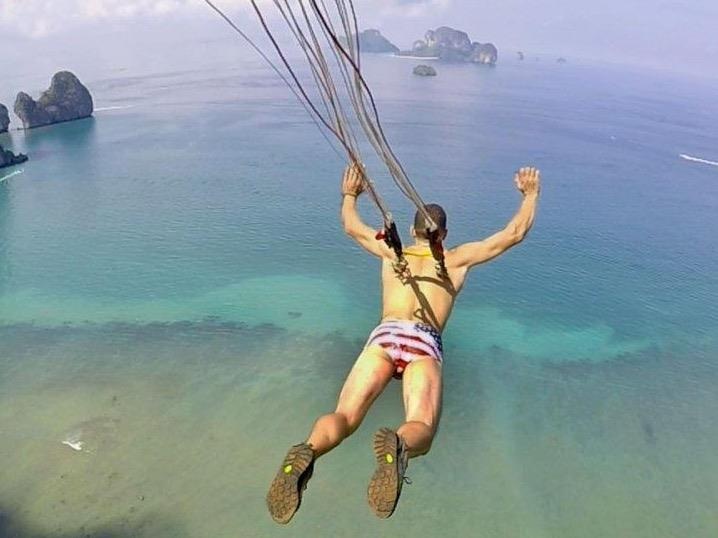 Thu thach kinh di - gan moc sat vao lung nhay du tu vach nui hinh anh