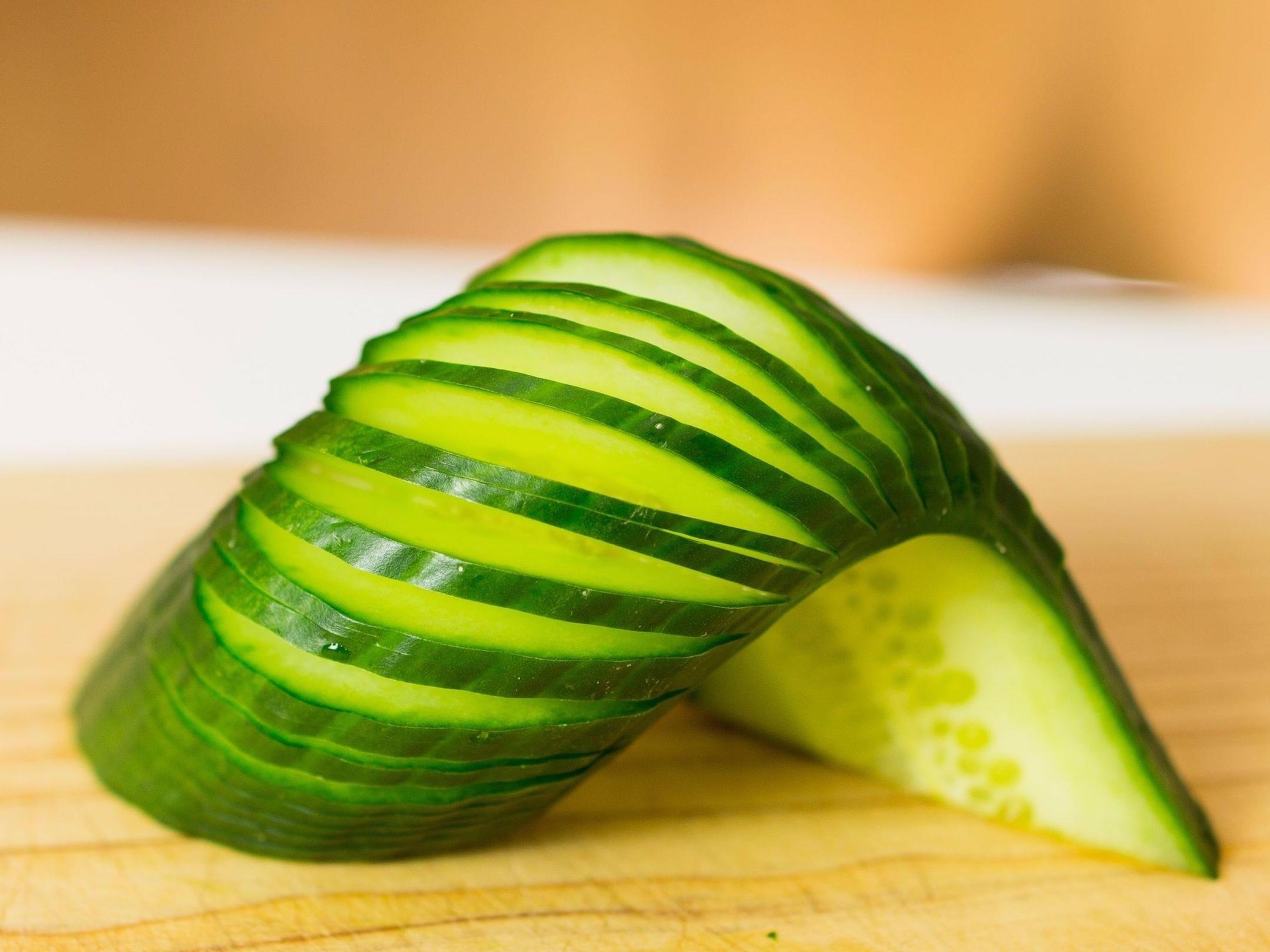 Tuyet chieu cat dua chuot uon luon trang tri do an dep mat hinh anh