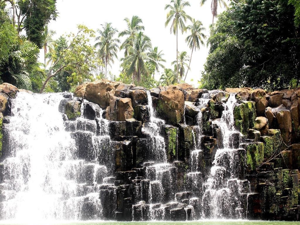 Thac nuoc bac thang tua canh sieu thuc o Philippines hinh anh