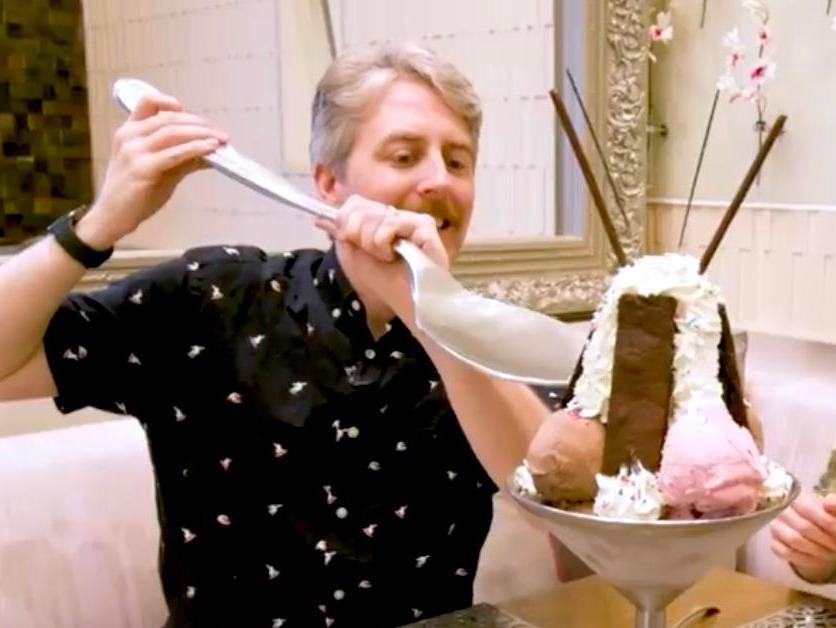 Nha hang bat thuc khach an bang dung cu khong lo hinh anh