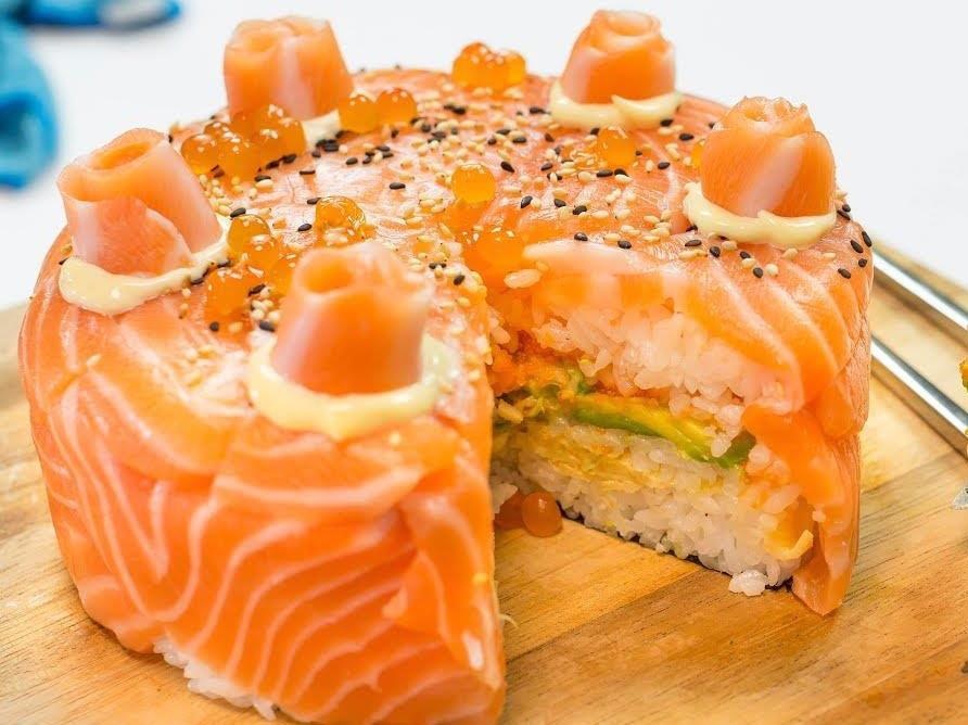 'Choi lon' lam sushi ca hoi phien ban banh sinh nhat hinh anh