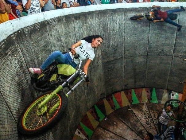 Nu xe duy nhat lai moto bay chinh phuc tuong dua 'tu than' hinh anh