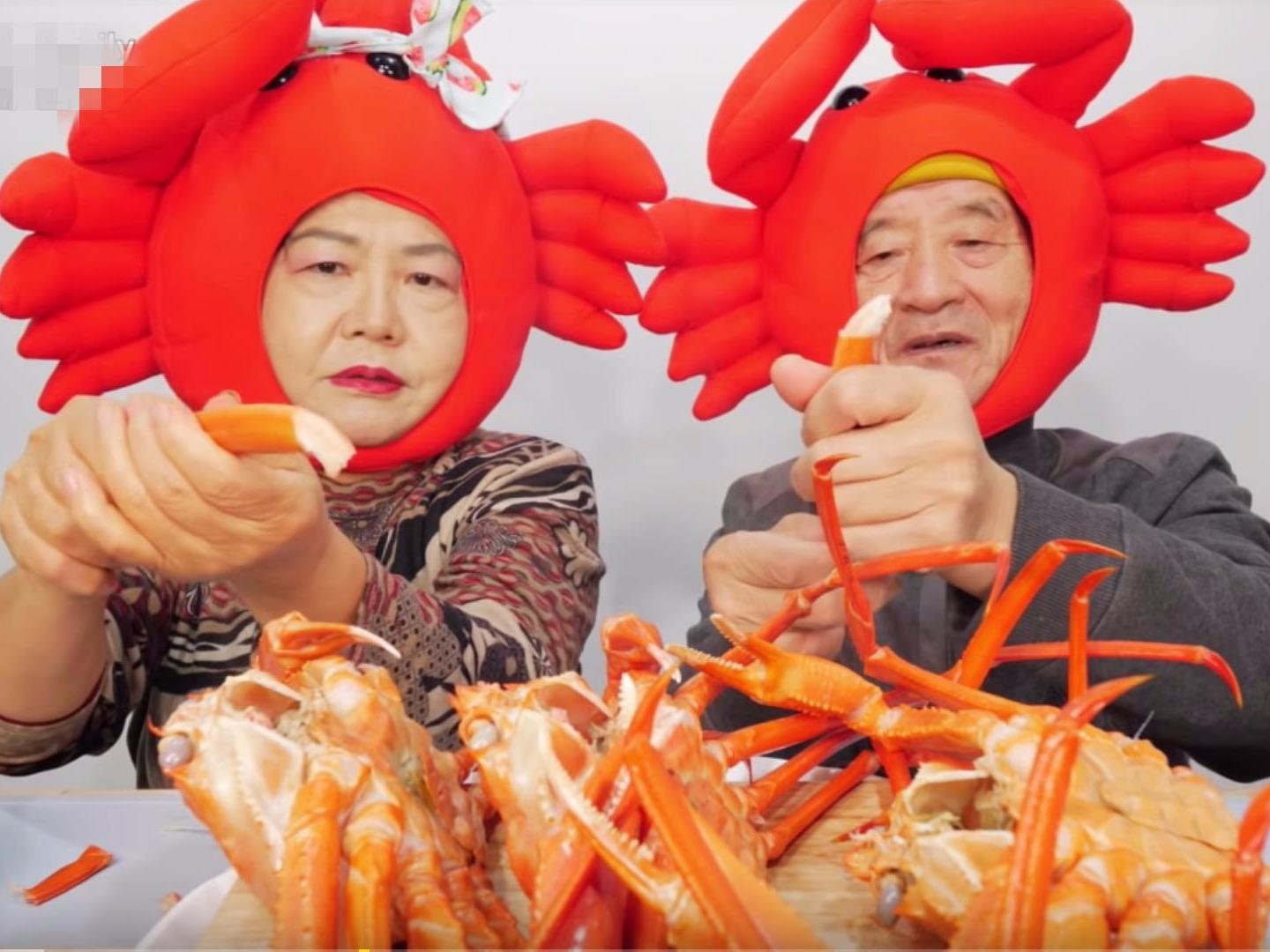 Ong ba vlogger gay chu y voi clip an cua hoang de hinh anh