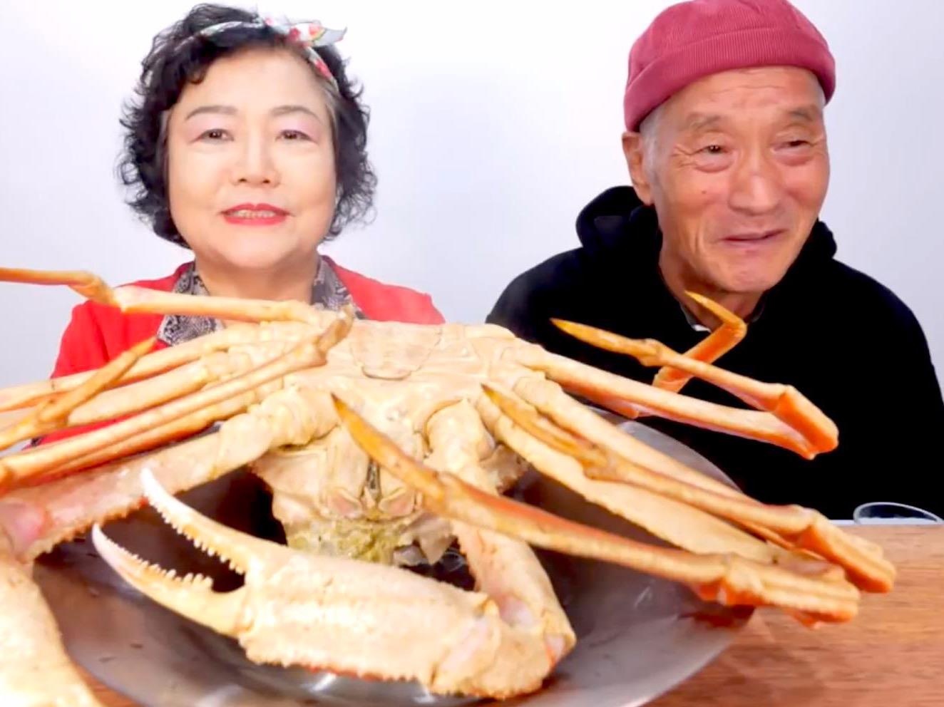 Chay nuoc mieng truoc clip an cua tuyet khong lo cua cap vlogger 4X hinh anh