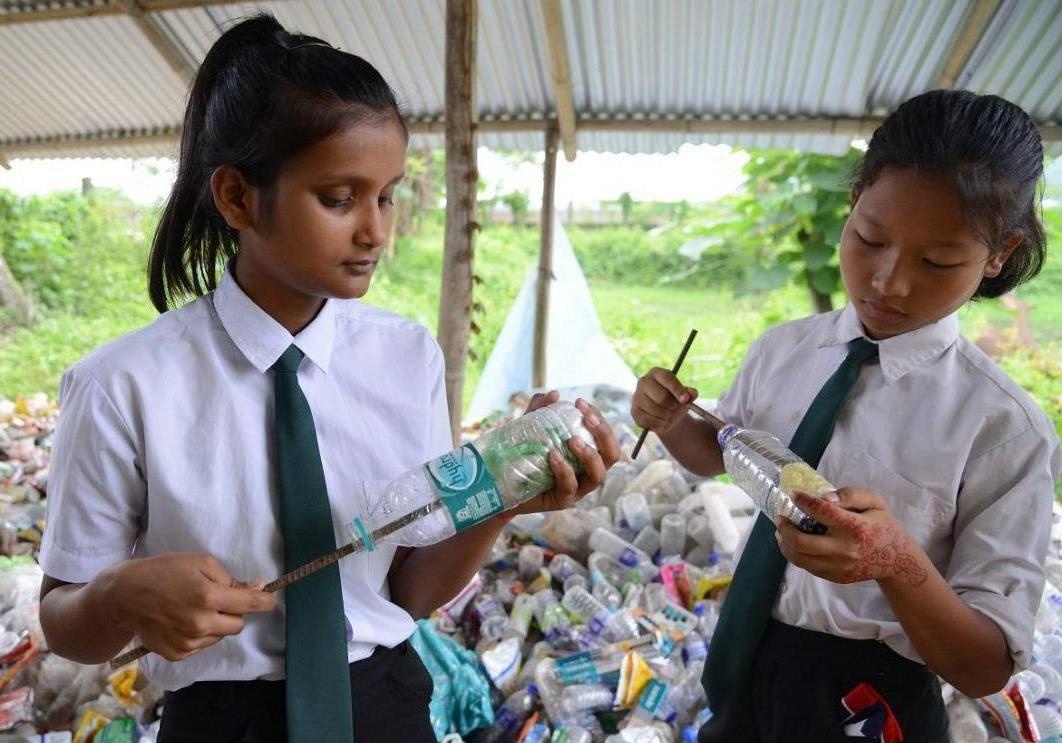 Truong thu hoc phi bang rac thai hinh anh