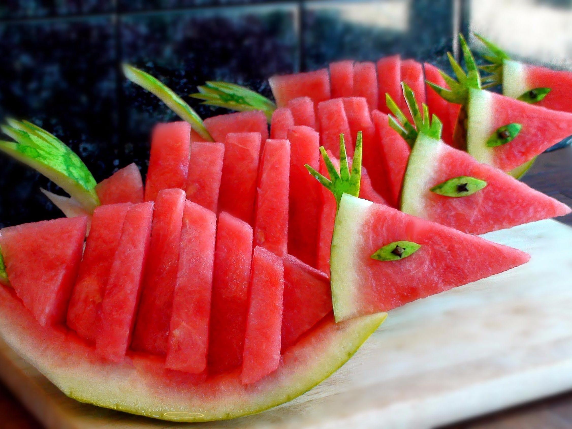 Dau bep chuyen nghiep cat va trang tri dua hau the nao? hinh anh