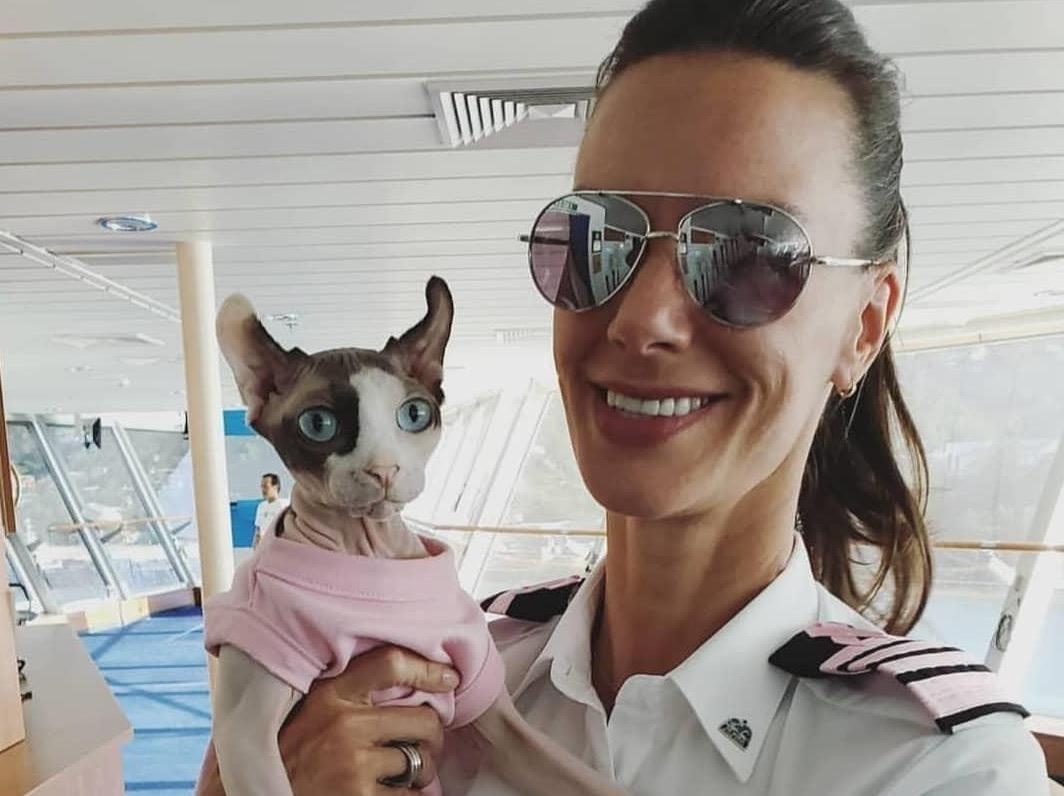 Nu thuyen truong My di khap the gioi cung meo quy toc hinh anh