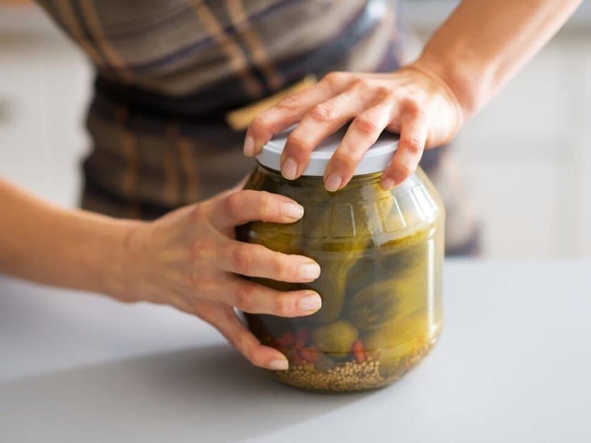 Mo nap hop thuy tinh khong ton suc va meo huu ich trong bep hinh anh