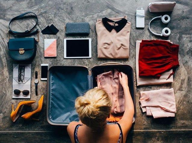 Meo xep hanh ly nhanh gon nhu tiep vien hang khong hinh anh