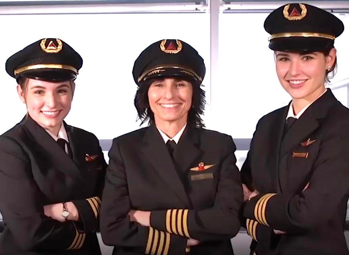 Gia dinh 3 nu phi cong dau tien cua hang hang khong My hinh anh