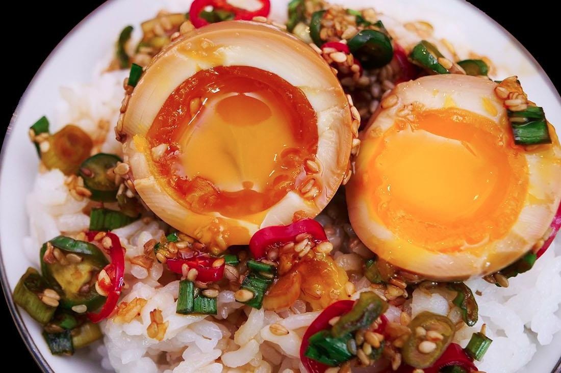 Trung luoc long dao om xi dau thom ngon kho cuong hinh anh