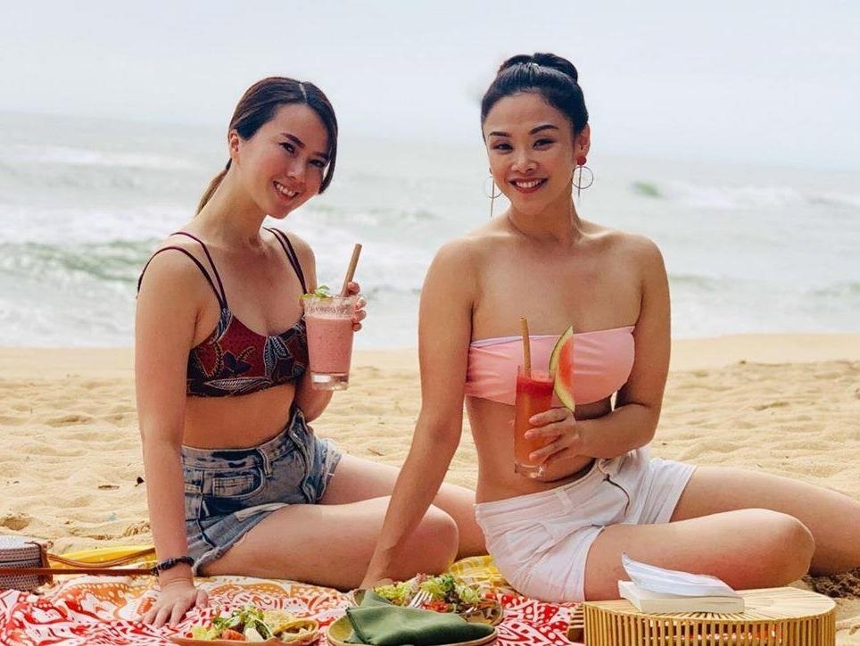 Lan nuoc xanh biec nhu ngoc o dao Phu Quoc nhin tu tren cao hinh anh