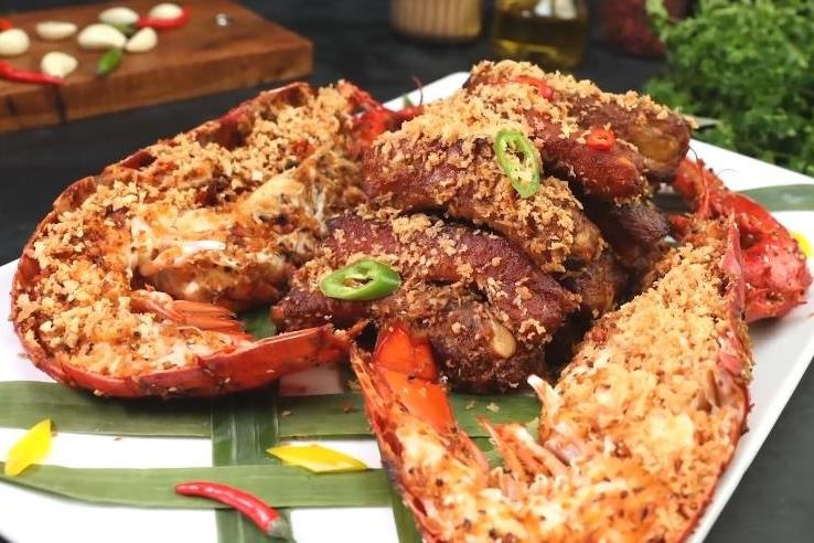 Tom hum chien suon heo doc dao ninh mat nguoi an hinh anh