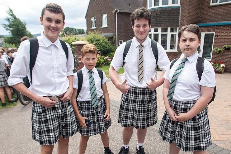 Truong tieu hoc cho phep nam sinh mac vay dong phuc hinh anh